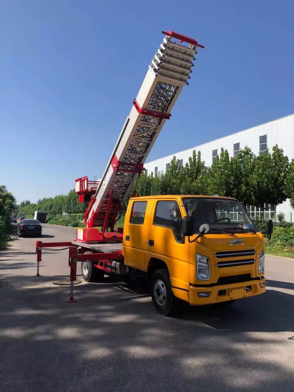 淄博临淄附近的云梯车出租服务：轻松解决高空作业需求