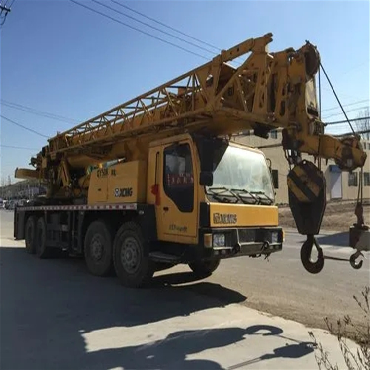 淄博临淄吊车吊挖机吊哪里比较安全